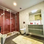 New With 2 Bedrooms Private Parking Apartman