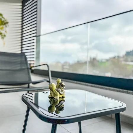 New With 2 Bedrooms Private Parking Apartman