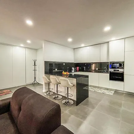 New With 2 Bedrooms Private Parking Apartment Braganca