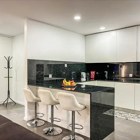 Apartment New With 2 Bedrooms Private Parking *